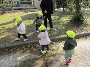 外で歩いています