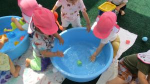 水遊びをしています