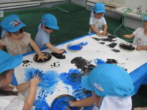 絵の具を使って遊んでいます