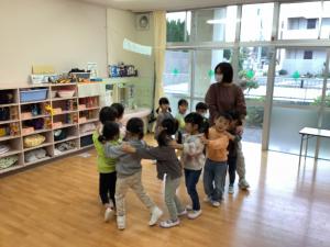 集団遊びをしています