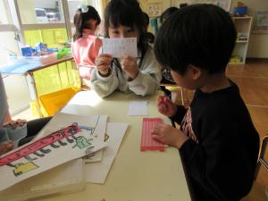 点字器で点字カードを作っています