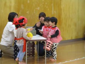 かにぐみがお買い物ごっこをしている様子