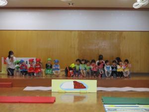 お買い物ごっこで買った材料を使ってカレーを作って食べている様子