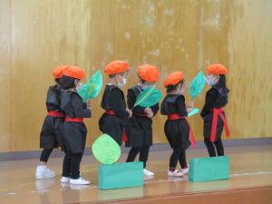 葉っぱで顔をかくしてそーっと歩いている様子