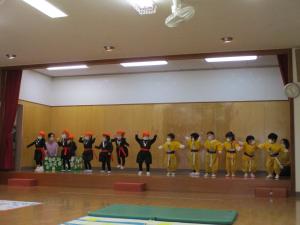 仲良く踊っている様子