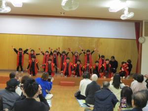 よっちょれを踊っている様子