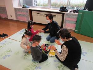 あやとりを教わっている様子