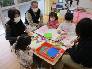 折り紙を教わっている様子