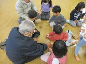 コマの回し方を教わっている様子