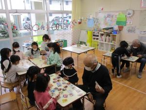 カルタをしている様子