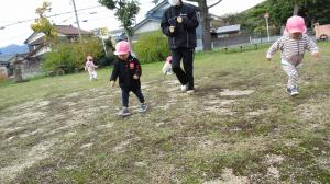 かけっこをしている様子