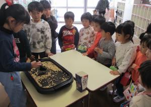 朝に年長児が豆を炒ってくれました