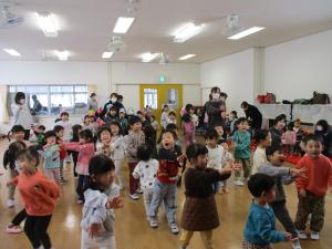 全園児で踊りを踊っています