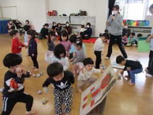 小さいクラスの子ども達が豆まきをして鬼退治をしています