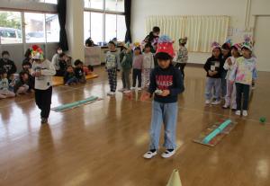 大きいクラスの子が豆運びリレーをしています