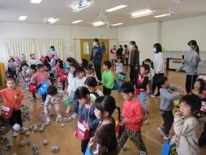 鬼がホールにやってきました