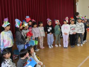 年長児が鬼と話をしています