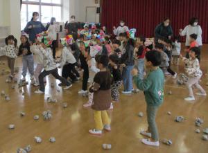 鬼と仲良くなって一緒に踊っています