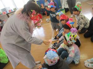 園長扮する福の神から花をもらっています