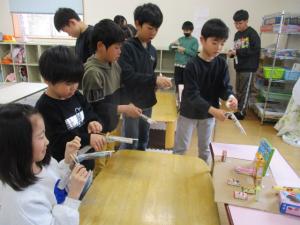 新聞鉄砲で遊んでいます
