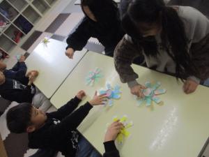 紙コップごまを作って遊んでいます