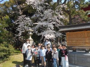 桜の下で2年生の集合写真