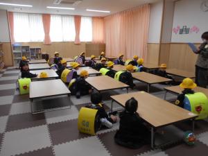 座って話を聞いています