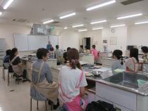 講師の説明を受けている参加者の画像1