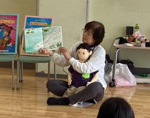 おたまじゃくしの絵本を読んでいるところです