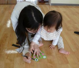 かえるの目をかいているところです