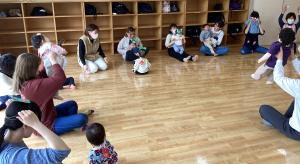 かえるになったこども達が並んでいるところです