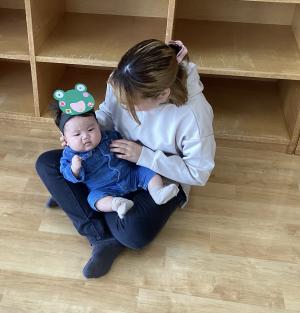 かえるのお面をつけているところです