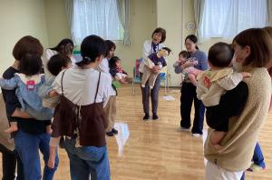 輪になって好きなお花を聞いているところです