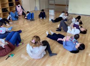 小さな輪になって寝転がって花を咲かせているところです