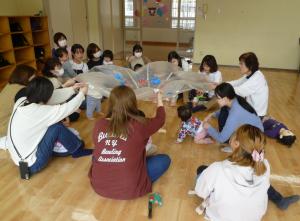 ビニール袋のバルーンで遊んでいるところです