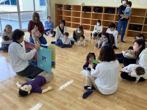 昔話を読んでもらっているところです