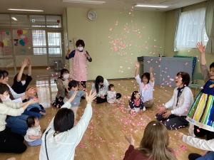 さくらの花吹雪を散らせているところです