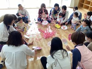 うちわであおいで花弁が舞い上がっているところです