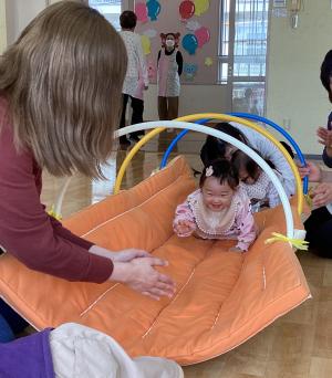 笑顔でトンネルを通っているところです