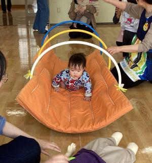 フープのトンネルを通っているところです