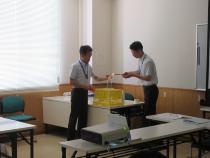 講師の説明を受けている参加者の画像2