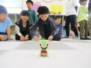 慎重にテープを巻き取っています