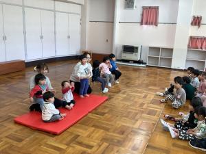 新入園児の紹介をしています