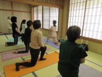 ヨガを体験している参加者の画像1