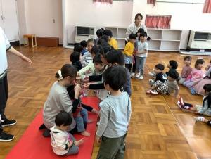 メダルをプレゼントしています