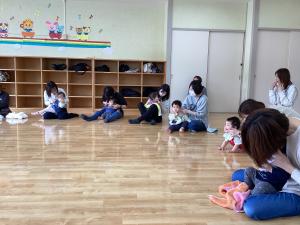 みんなで手遊びをしています