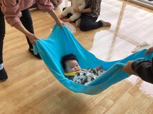 バスタオルのブランコにのっています