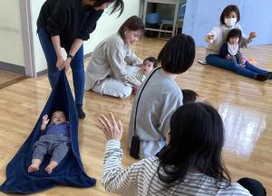 バスタオルのそりに乗っています