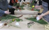 お正月飾りを制作する参加者の画像1