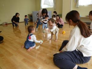 タオルのボールで友達と遊んでいます